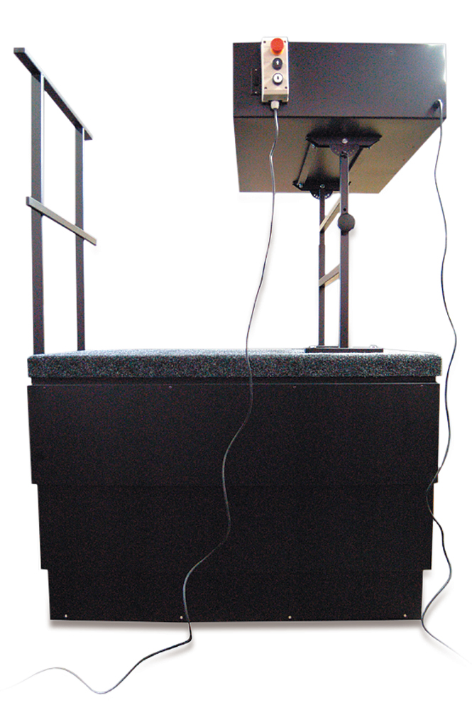 07 - S0210 - Dirigentský stupínek - hydraulický zdvih + notový pult + zábradlí